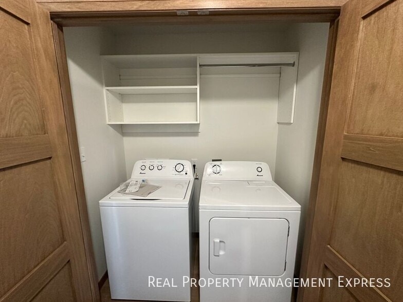 Building Photo - Beautiful 3 Bedroom 2.5 Bathroom Townhome