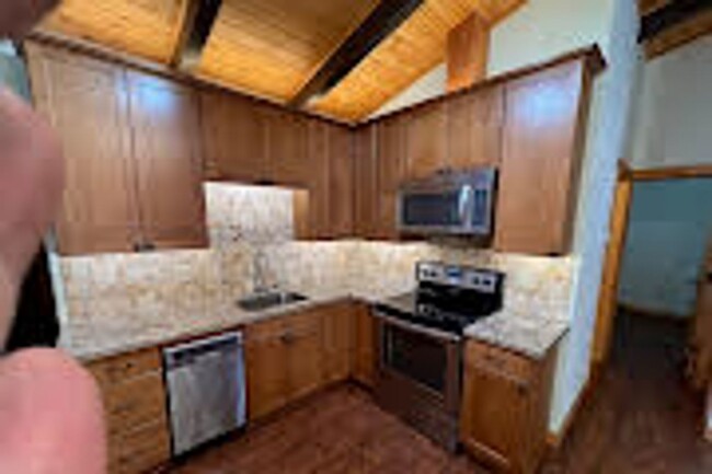 Building Photo - Three bedroom duplex unit in Gardner Mountain