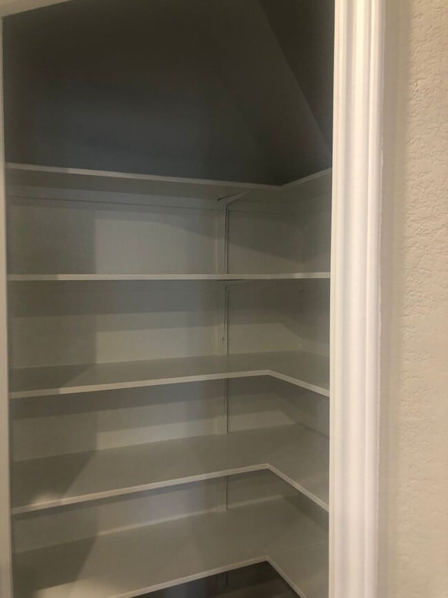 Building Photo - -=Available April 2026=-  4BR/2BA w/ Fenced Yard + Covered Parking in Hutto, TX