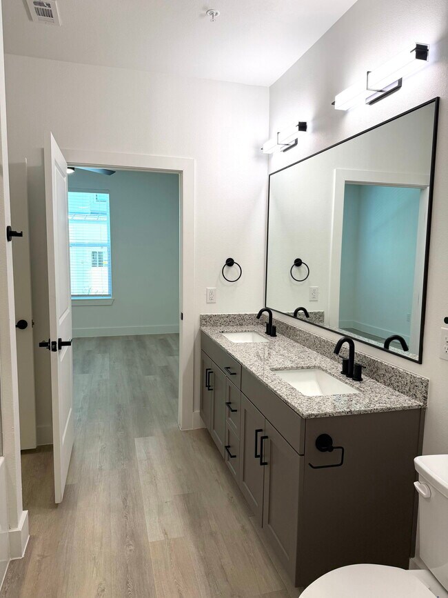 Building Photo - 16601 Braker Ln