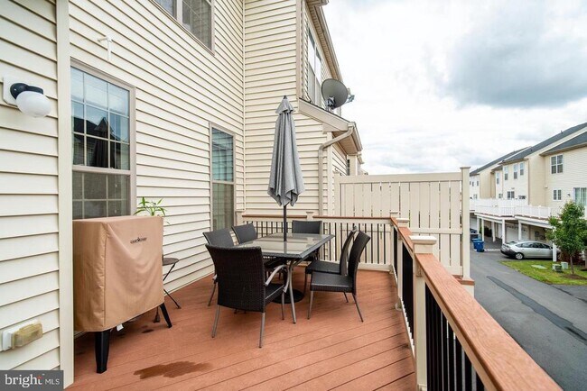 Building Photo - 22567 Naugatuck Square