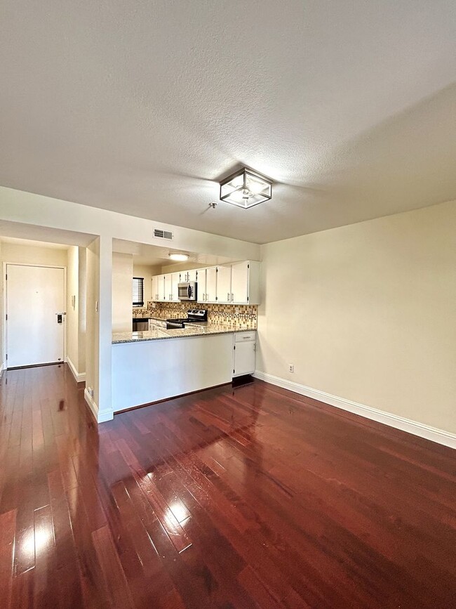 Building Photo - First-Floor 2-bedroom/2-bathroom Condo In San Carlos Available Now!