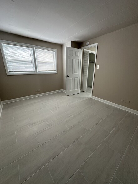 Building Photo - 9620 Ivanhoe Ave