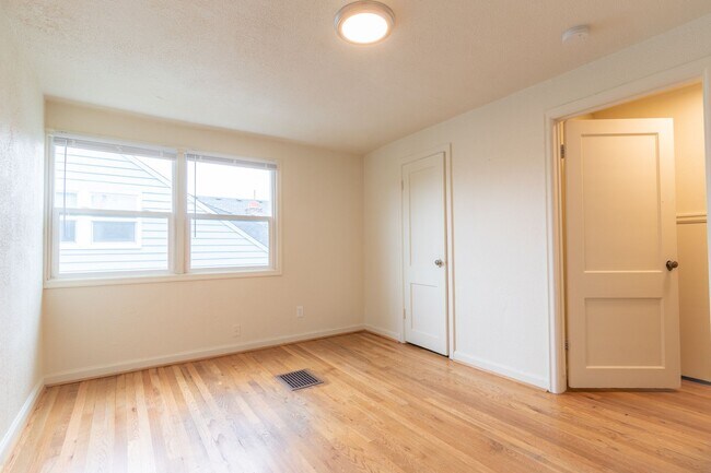 Building Photo - 5412-5420-5420 NE 9th Ave