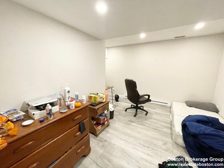 Building Photo - 27 Iroquois St