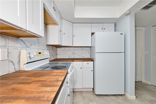 Building Photo - 824 Alderman St