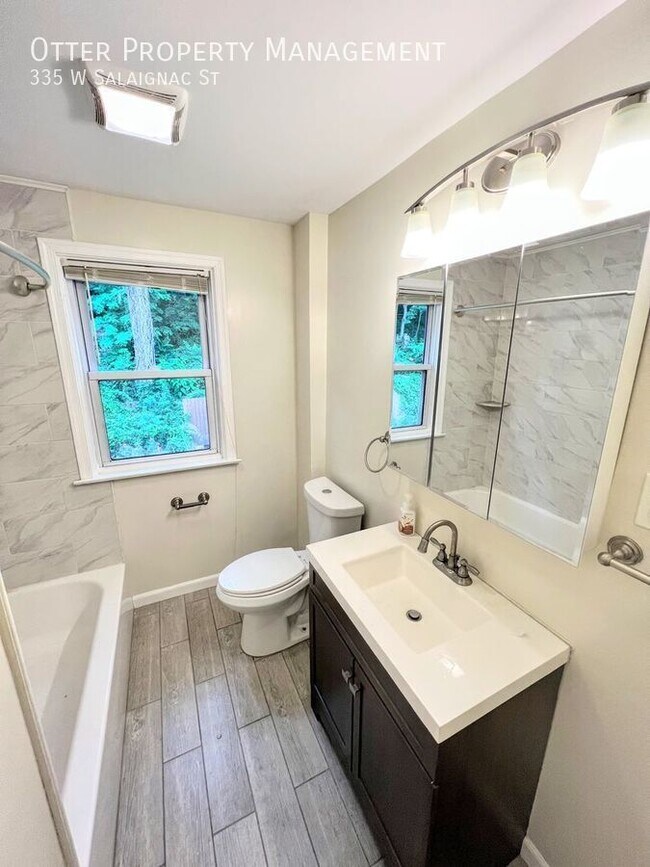 Building Photo - 335 Salaignac St