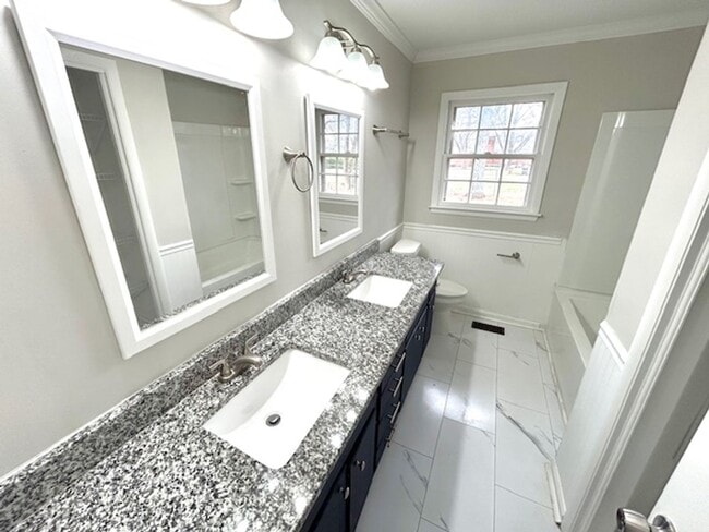 Building Photo - Move-In Ready 3 Bedroom Home with Garage & Private Yard