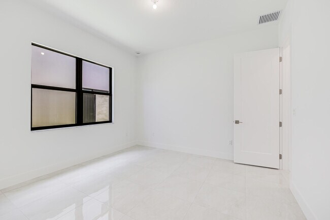 Building Photo - 9451 Riverside Pk Dr