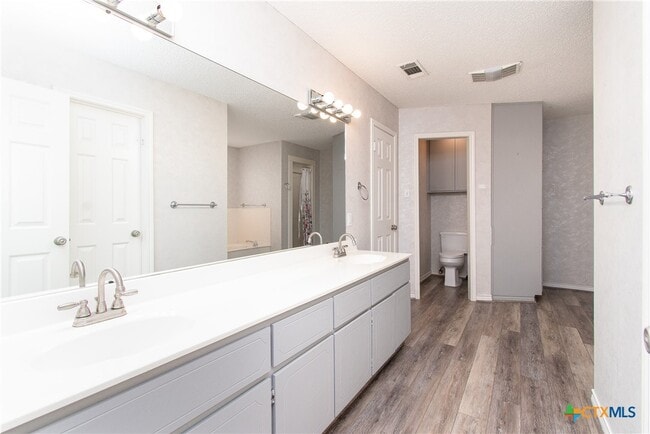 Building Photo - 524 Neches St