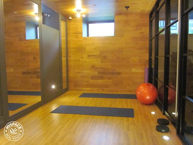 Building Photo - 185 Leonard St