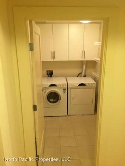 Building Photo - Modern 2 Bedroom Queen Anne Condo