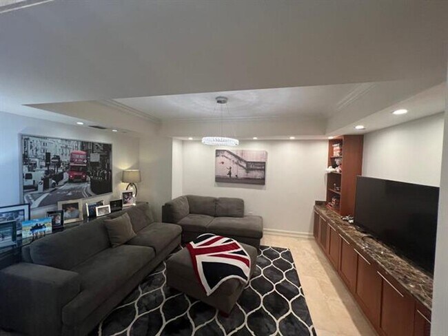 Building Photo - 20201 E Country Club Dr