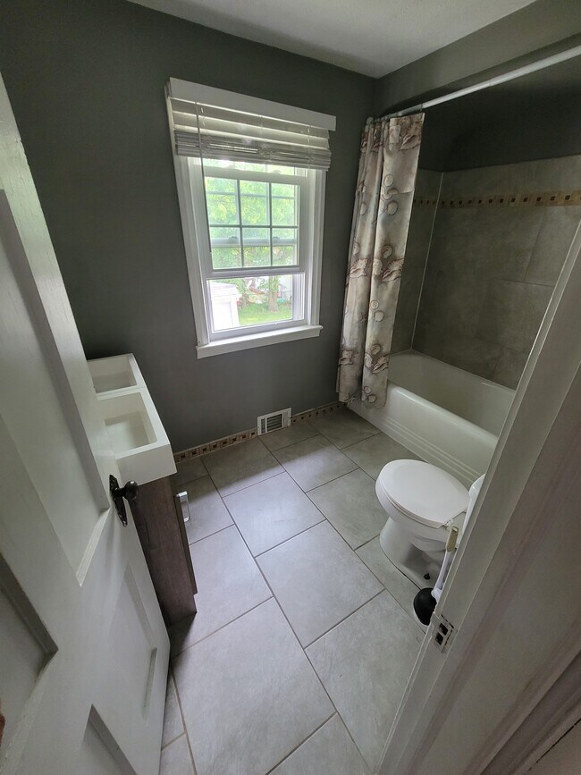 Building Photo - 3598 Raymont Blvd