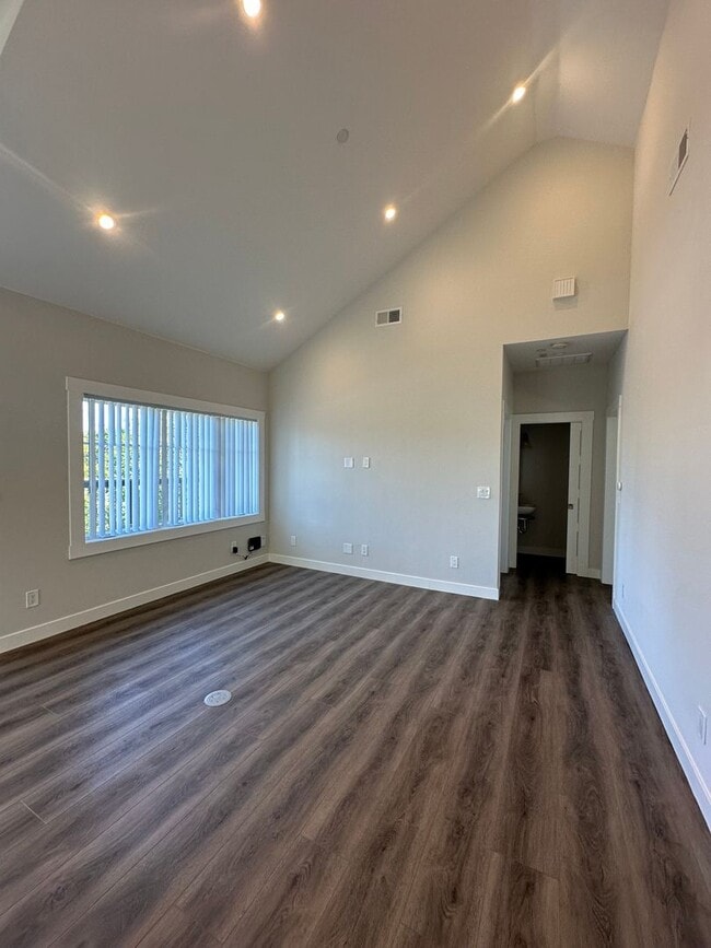 Building Photo - Modern 2-Bedroom Oasis with Expansive Deck...