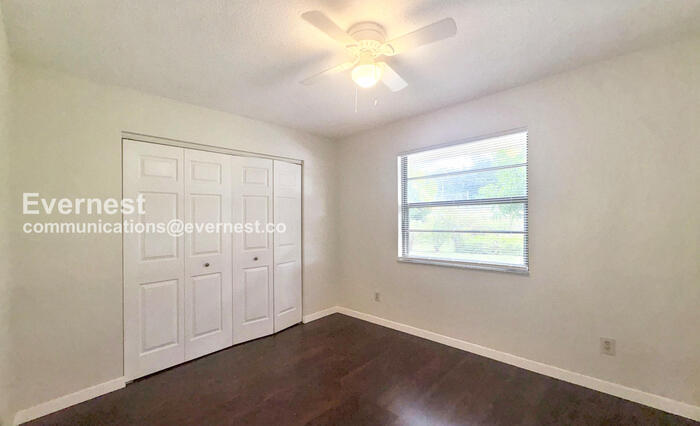 Building Photo - 2901 Bay View Dr
