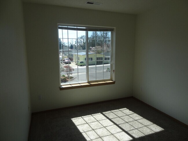 Building Photo - Sulbri04-102/104/106 Rice LN