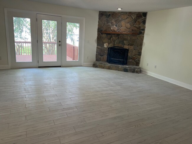 Building Photo - 3948 Meadowview Dr N