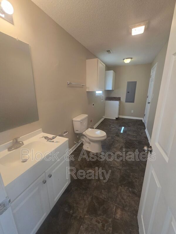 Building Photo - 601 Huger St