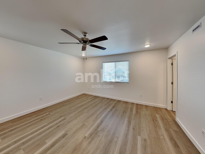 Building Photo - 9752 W Parkway Dr