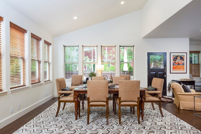 Building Photo - 405 Meadow Ct