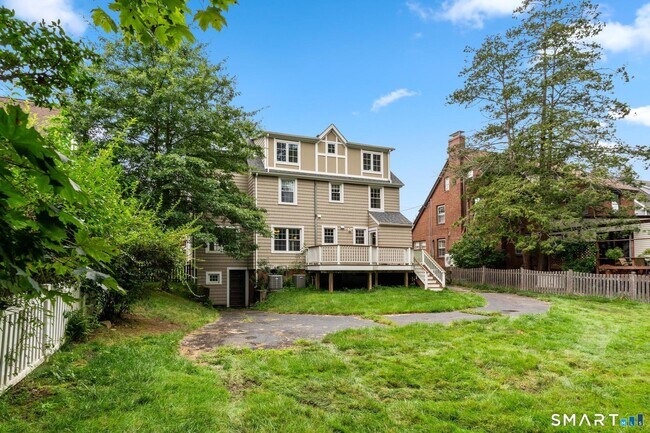 Building Photo - 12 Middlefield Dr