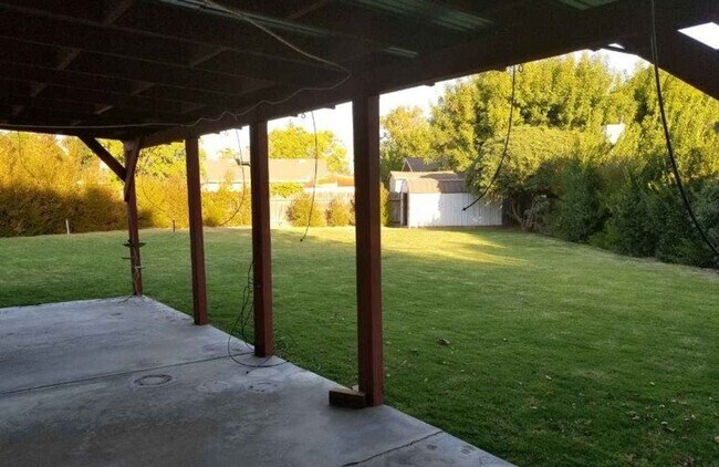 Building Photo - 628 W Euclid Ave