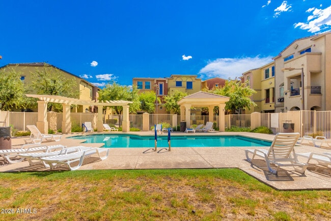 Building Photo - 2402 E 5th St