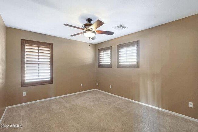 Building Photo - Beautiful 5 bedroom w/pool!