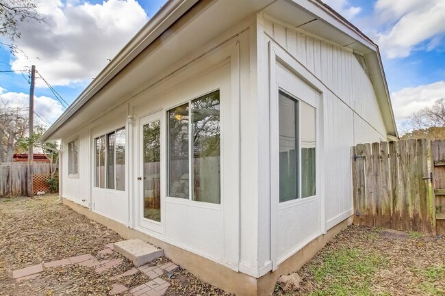 Building Photo - 9717 Meadowheath Dr