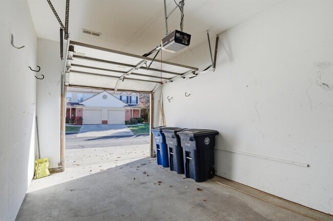 Building Photo - 3084 Village Cir