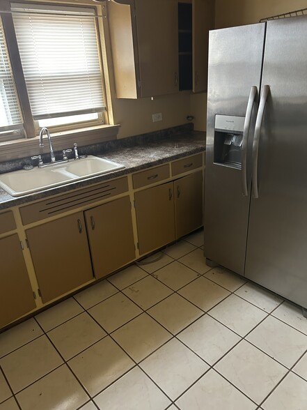 Building Photo - 8855 S Dorchester Ave