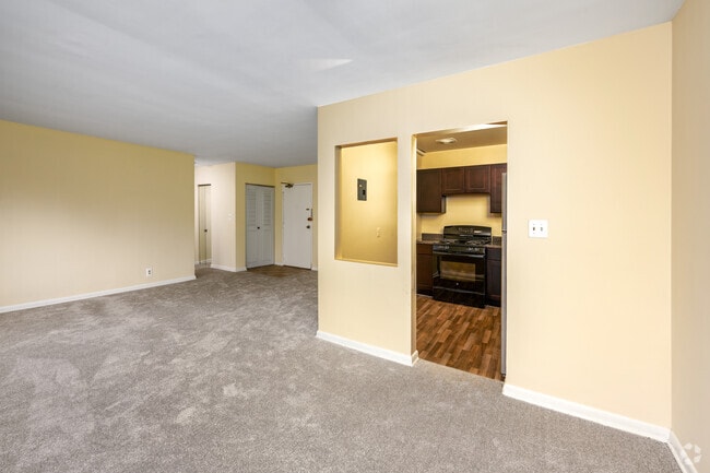 1BR, 1BA - 680SF - Dining Area - The Angelica