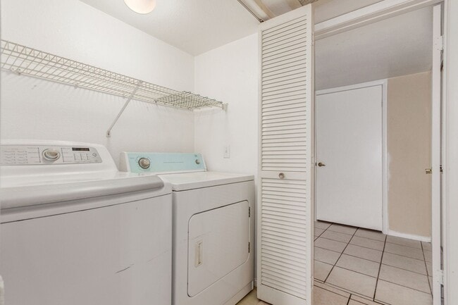 Building Photo - First Floor Condo 2-Bedrooms 2-Bathrooms!