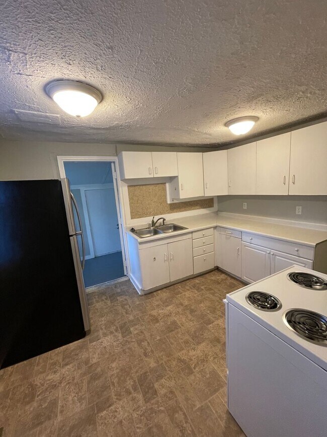 Building Photo - 3 Bedroom Quaint Single Family