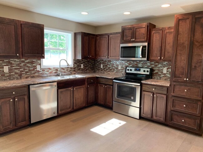 Building Photo - Adorable Home in Great Central Location...
