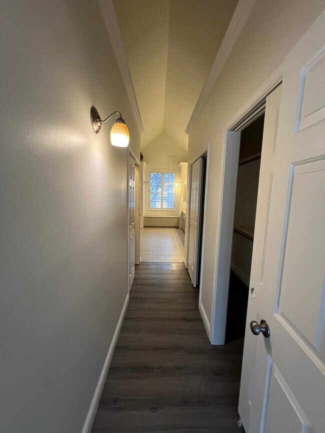 Building Photo - 6990 Oakwood Park