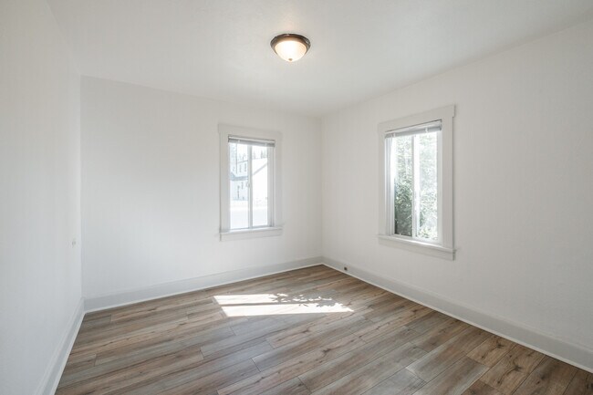 Building Photo - 566 W Ida St