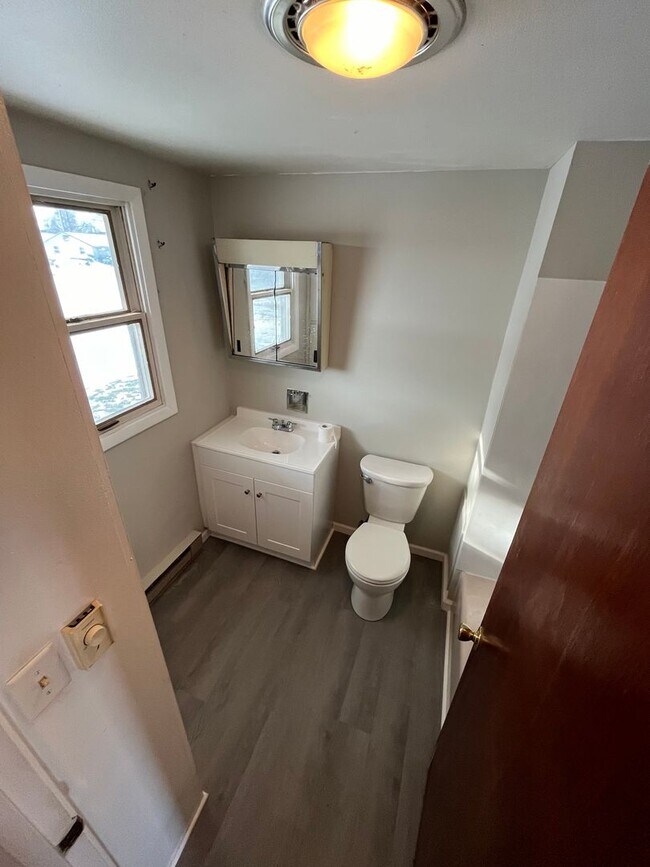 Building Photo - 118-124 Maple Lane