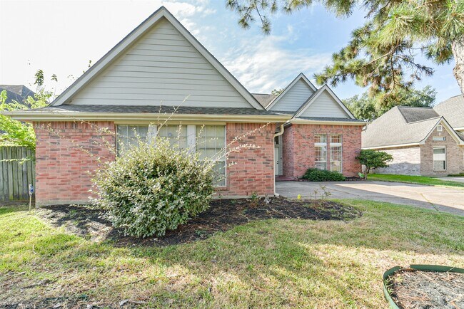 Building Photo - 15519 Montesa Dr