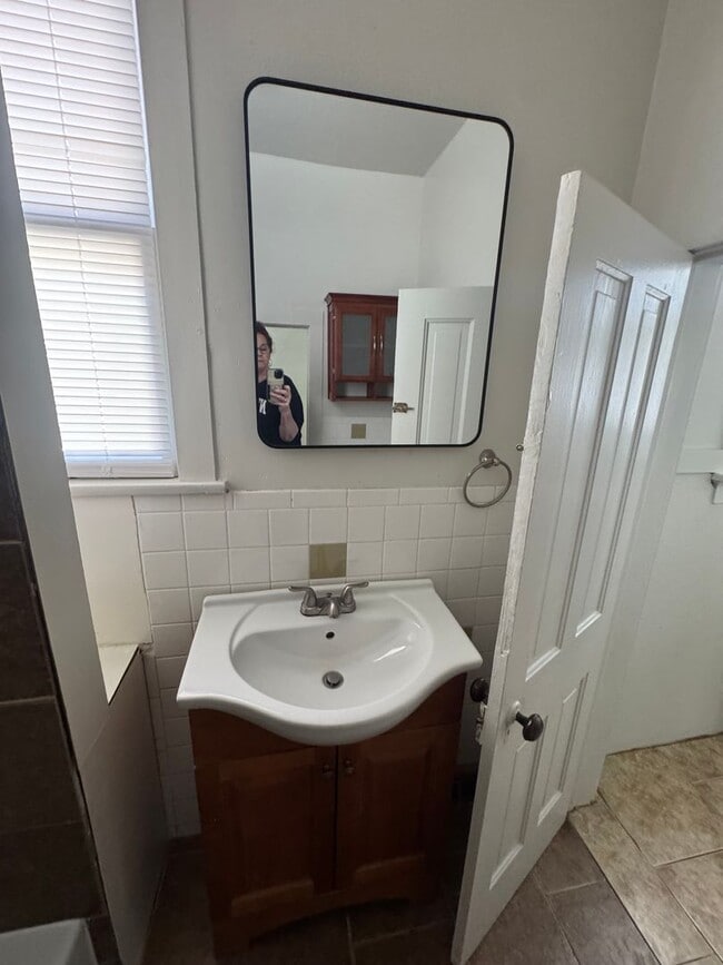 Building Photo - New Kitchen Appliances! South-side Home 1 Bedroom/1 Bath House $1000/$1000