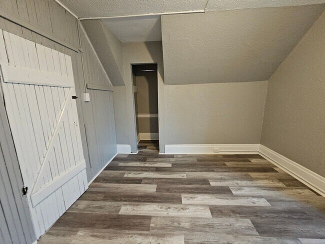 Building Photo - Newly updated 3 bedroom 1 bath apartment in the Northside!