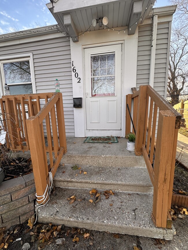 Front door with mailbox and side porch - 1602 Ashland Ave