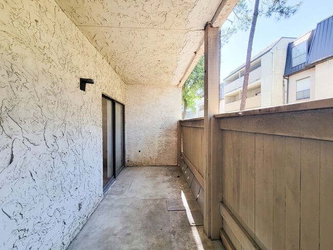 Building Photo - Two Bedroom Condo Near Med Center!