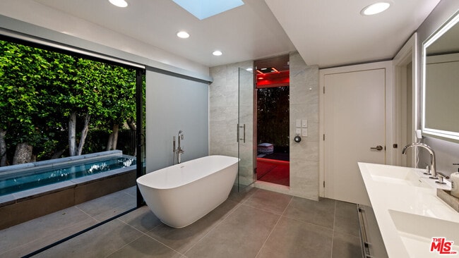 Building Photo - 2001 Sunset Plaza Dr