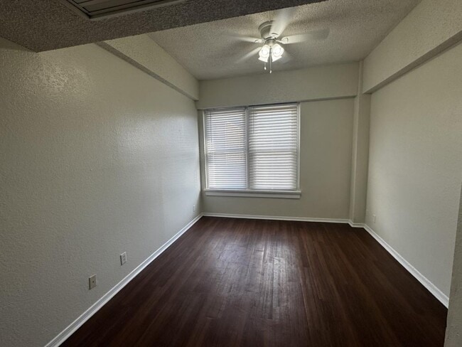 Building Photo - 103 E Central Ave