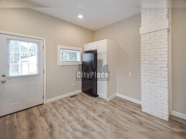 Building Photo - 3553 N Kenwood Ave