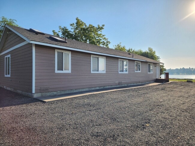 Building Photo - Lake house with Shop on 1/2 acre