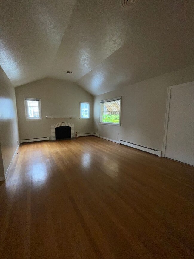Building Photo - 3 bed 1 bath home in South Salem