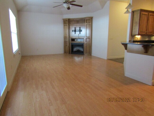 Building Photo - Fantastic Condo located close to Ft. Sill, Shopping and Restaurants Handicap Accessible! No Pet H...